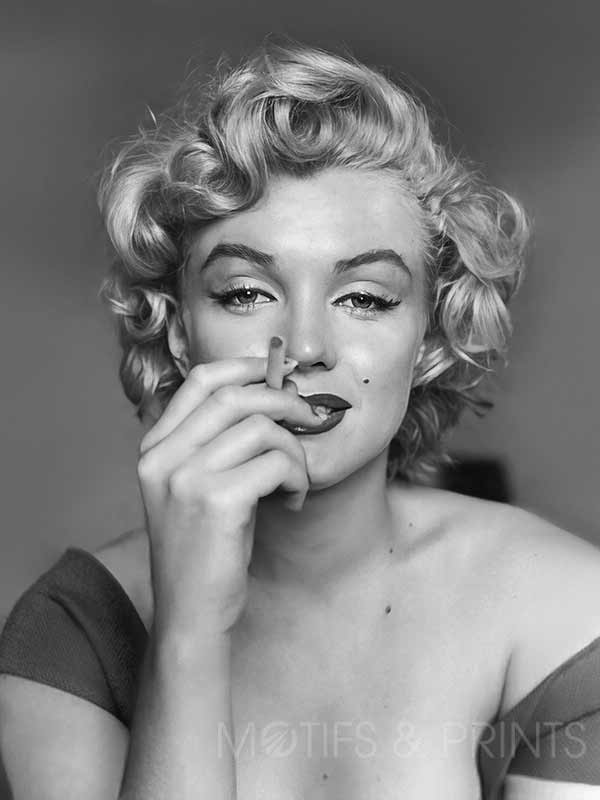 Marilyn Monroe Smoking